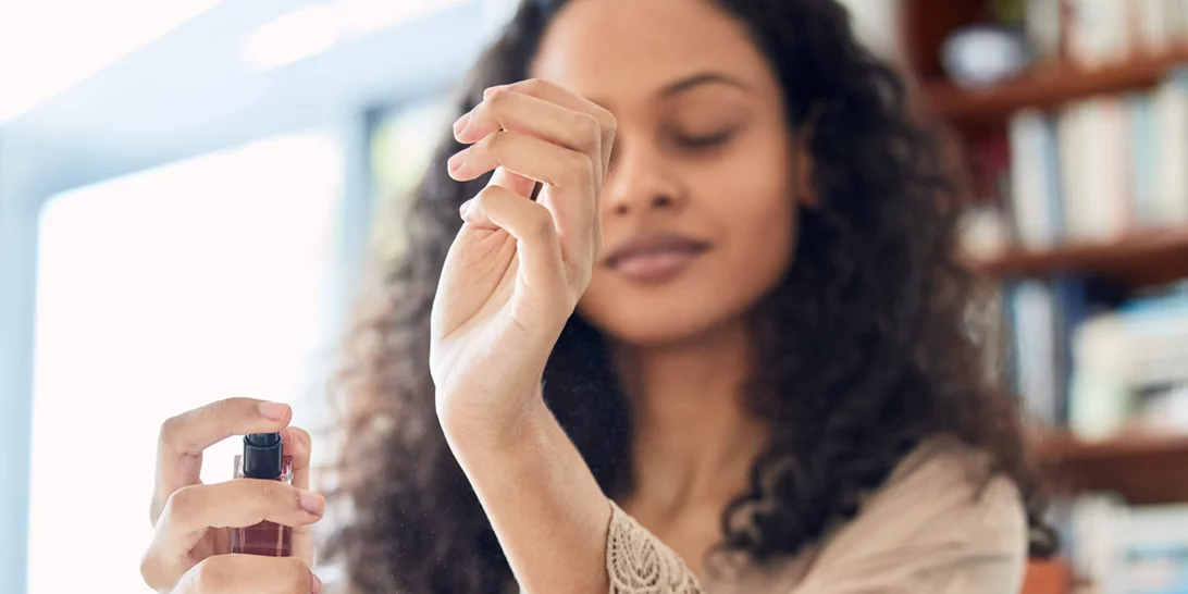 Πώς να διαρκεί περισσότερο το άρωμά μου; 5 χρήσιμα tips για να το κάνεις να μυρίζει όλη μέρα