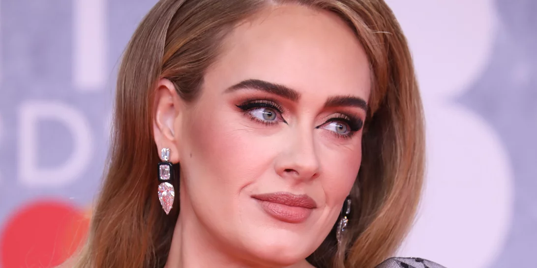 Η Adele ξεσπάει σε δάκρυα επί σκηνής με τη συγκινητική ιστορία ενός φαν της