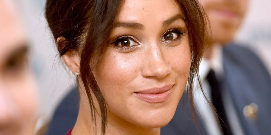Όλες οι φορές που η Meghan Markle έσπασε το βασιλικό πρωτόκολλο με τις beauty επιλογές της