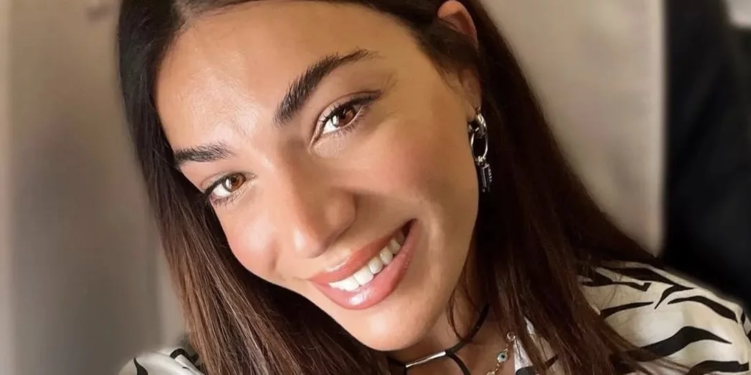 Η Ήβη Αδάμου και η υπέροχη κόρη της, Ανατολή, κάνουν μπάνιο στη θάλασσα και παίζουνε στην αμμουδιά