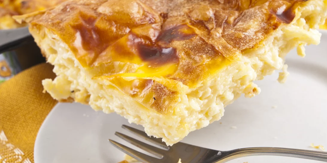 Πανεύκολη κρεμώδης τυρόπιτα με γιαούρτι και φύλλο κρούστας