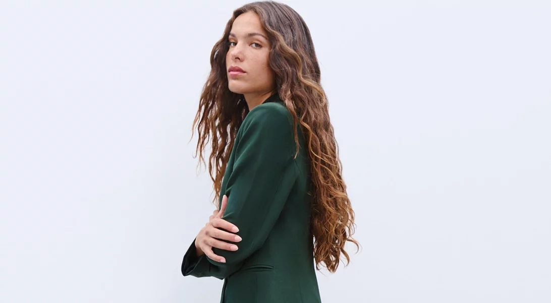 Από το γραφείο στη βραδινή έξοδο | Το πράσινο κοστούμι από τη Stradivarius που θα σε "σώσει"