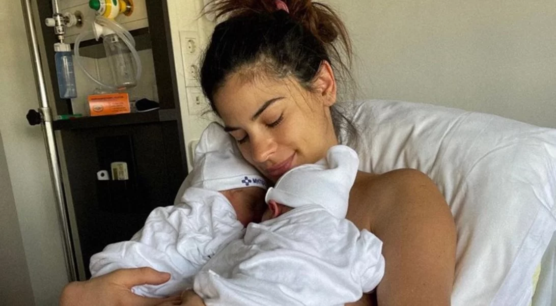 Χριστίνα Μπόμπα | Φωτογραφίζει τις νεογέννητες δίδυμες κόρες της