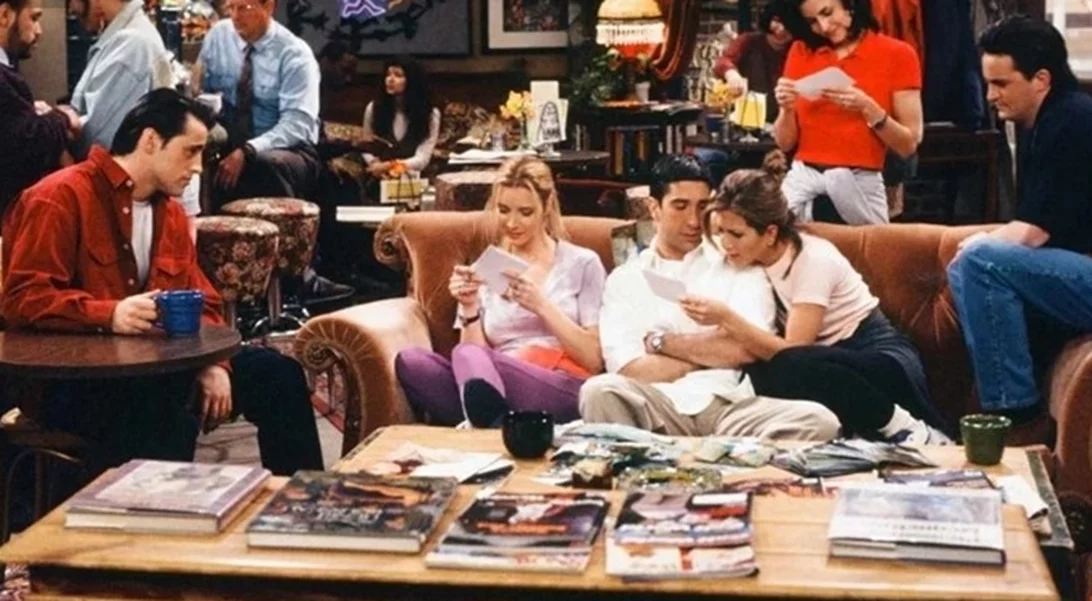 Σε δημοπρασία ο πορτοκαλί καναπές από τα "Φιλαράκια" - Η τιμή που πωλείται