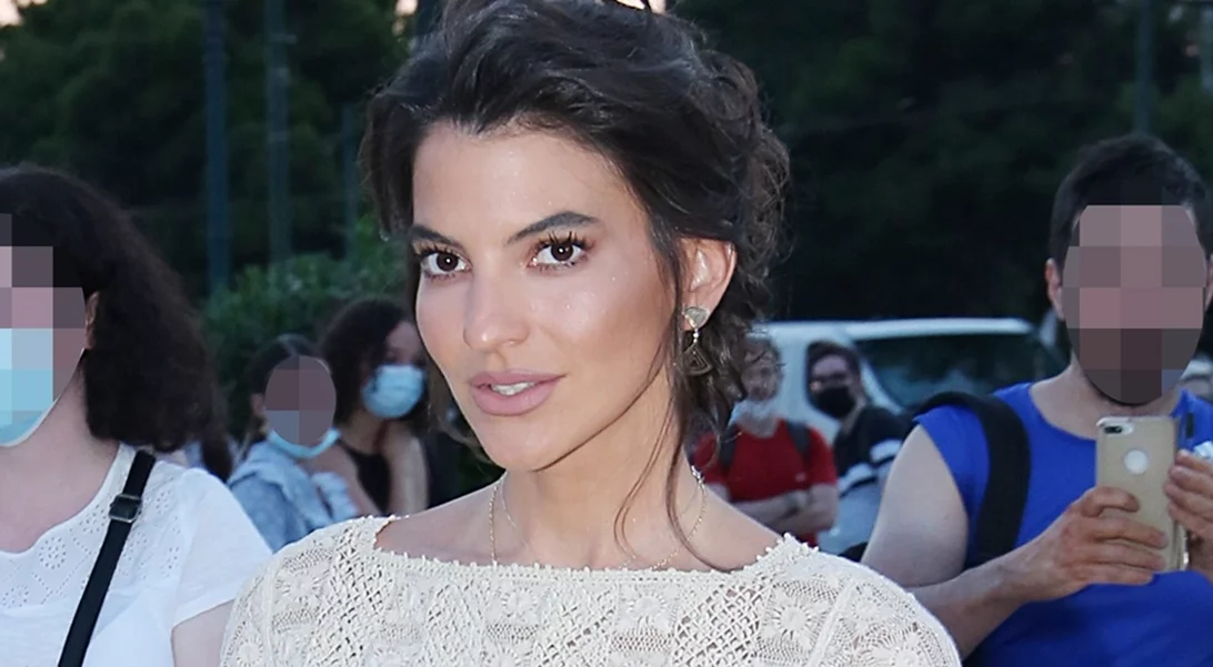 Η Δήμητρα Κούστα με κίτρινο boho φόρεμα και platform shoes στη βάφτιση του γιου της στη Σύμη