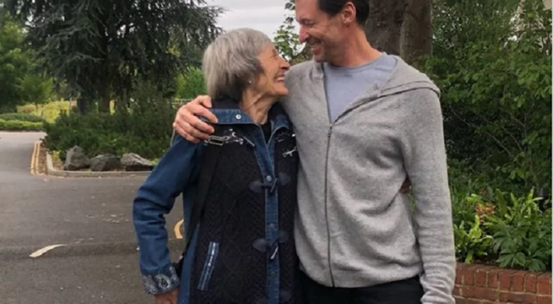 "Δεν πίστεψα ποτέ ότι δεν με αγάπησε" | Η μητέρα του Χιου Τζάκμαν τον εγκατέλειψε όταν ήταν 8 ετών