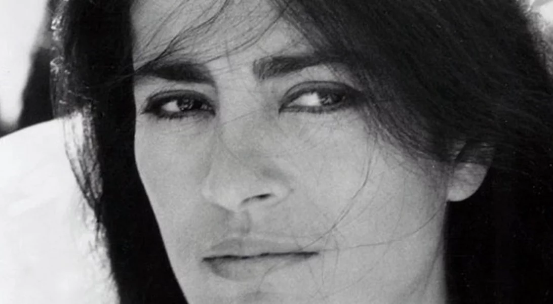 Η Ειρήνη Παπά σε ένα ασπρόμαυρο στιγμιότυπο με τον πατέρα της Angelina Jolie