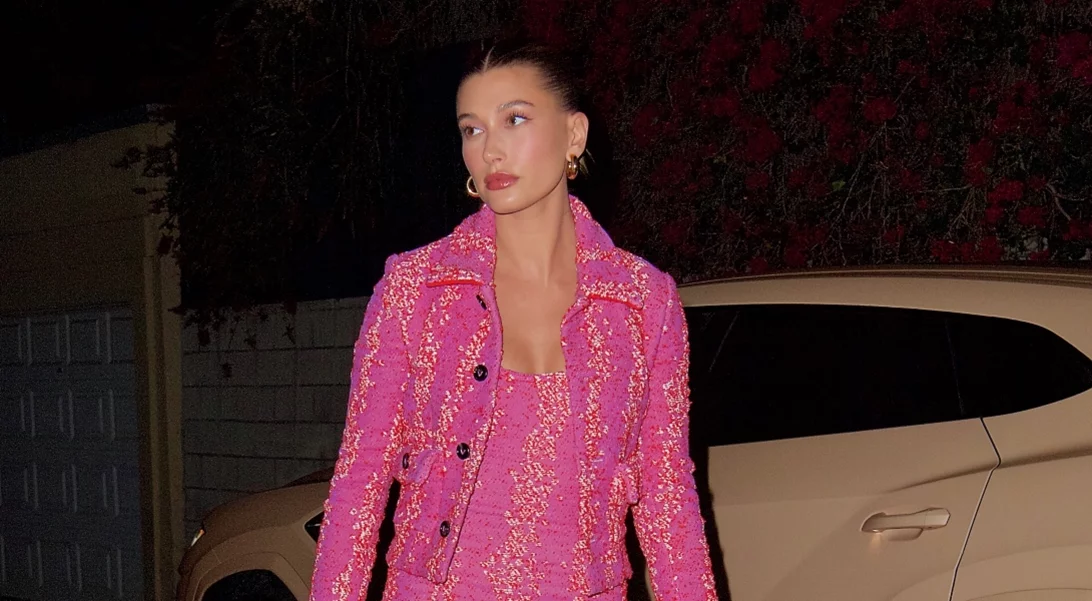 Κάν' το όπως η Hailey Bieber | Το φόρεμα που ανέδειξε τα πόδια της