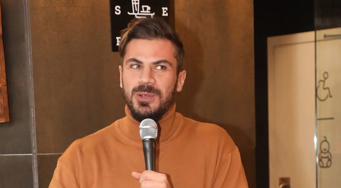 Άκης Πετρετζίκης | Αυτή είναι η εγκυμονούσα σύντροφός του (vid)