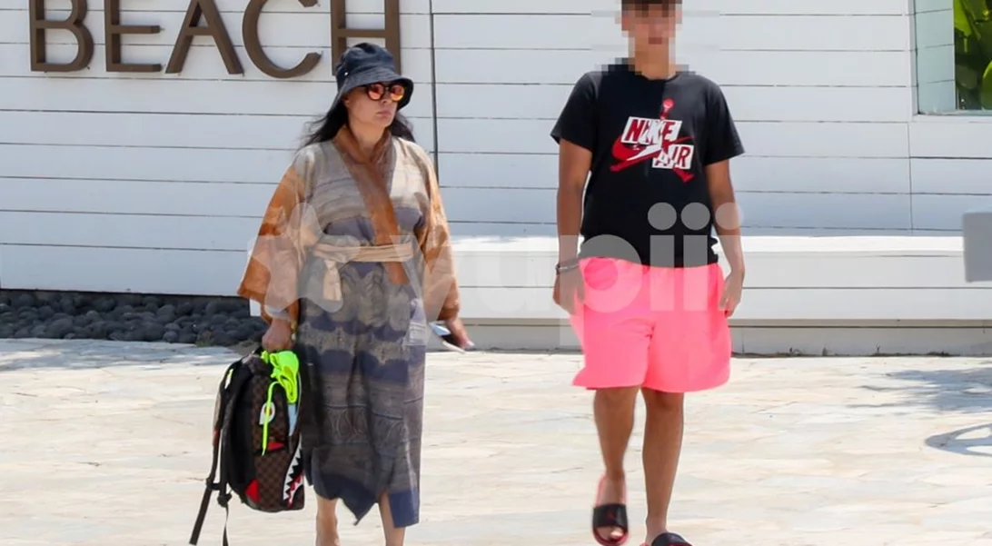 Η Βίκυ Σταμάτη με τον γιο της, Άκη Τσοχατζόπουλο, στον Αστέρα της Βουλιαγμένης - Οι σπάνιες φωτογραφίες