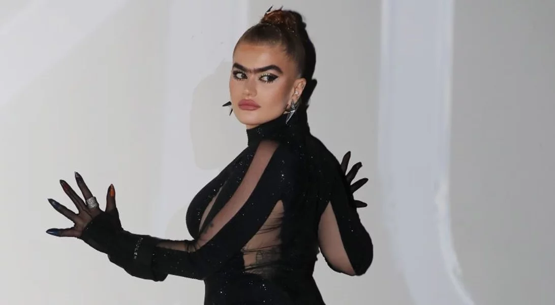 Σοφία Χατζηπαντελή | Με αυτοσχέδια δημιουργία από μονωτική ταινία στη νέα της εμφάνιση