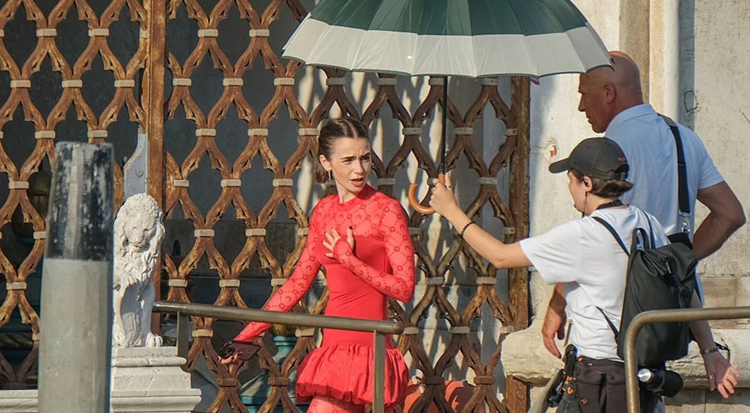 Emily in Athens | Η καλοκαιρινή εμφάνιση της Lily Collins με παρεό στην Ελλάδα