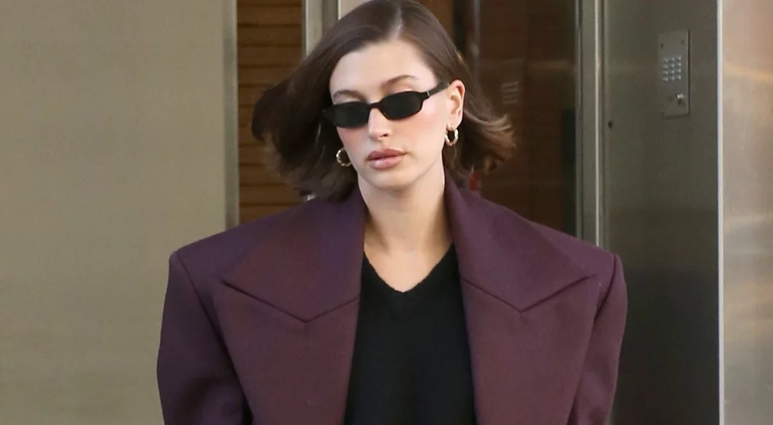 Τέλος τα καστανά μαλλιά για την Hailey Bieber | Η αλλαγή στην εμφάνισή της ένα μήνα μετά τη γέννηση του γιου της