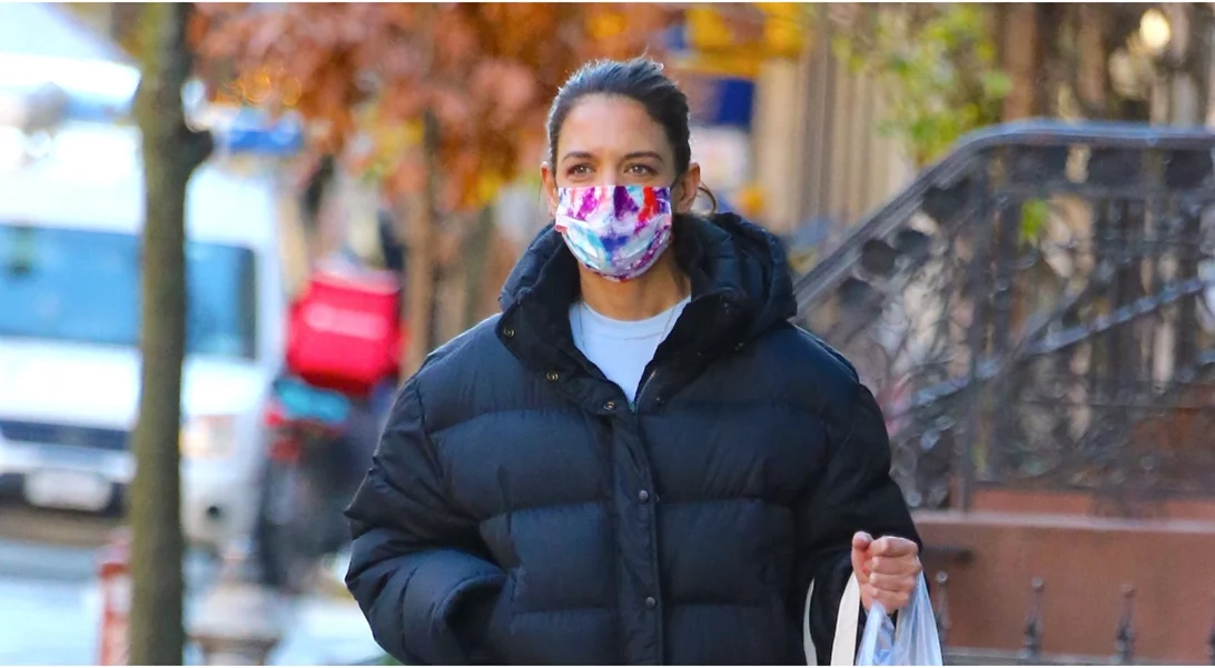 H Katie Holmes με το παλτό από το Mango που πρέπει να αποκτήσεις