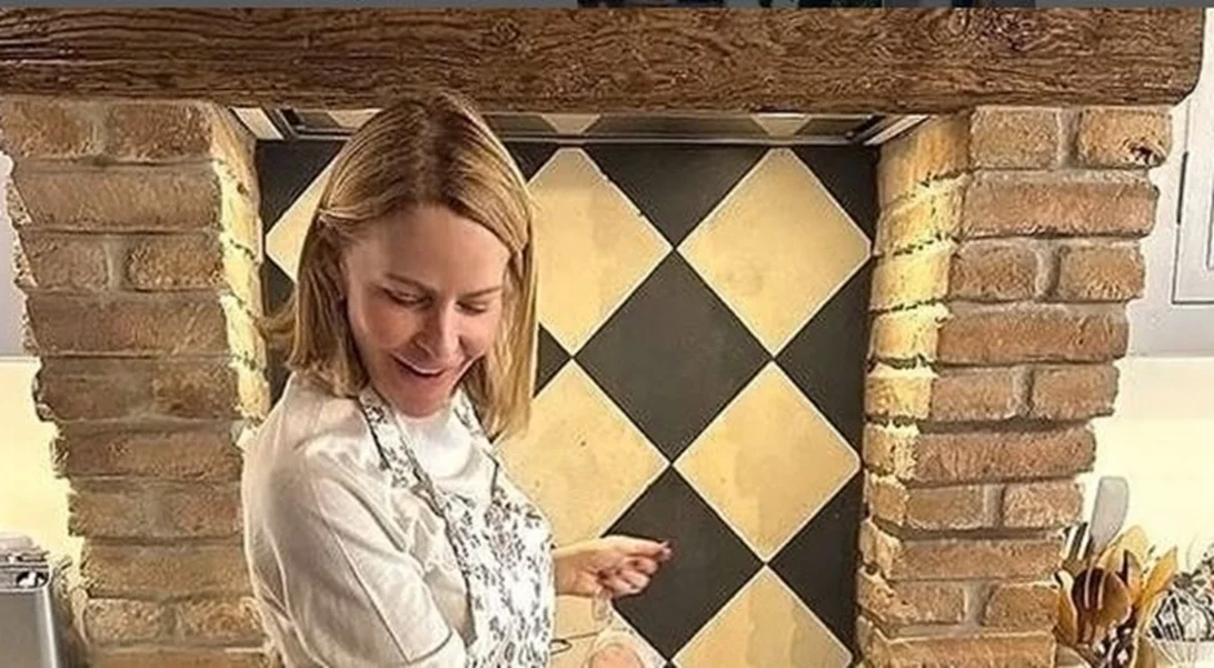 H Τζένη Μπαλατσινού στην κουζίνα του σπιτιού της φτιάχνει γαλλικές συνταγές