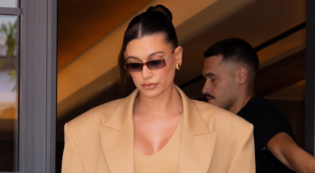 Midnight blue | Η Hailey Bieber επέλεξε το πιο αριστοκρατικό χρώμα για το μανικιούρ της