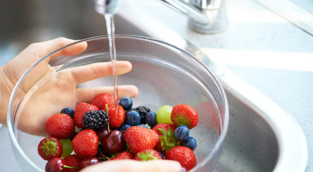 Είναι καλό να πλένεις τα φρούτα και τα λαχανικά με σαπούνι;