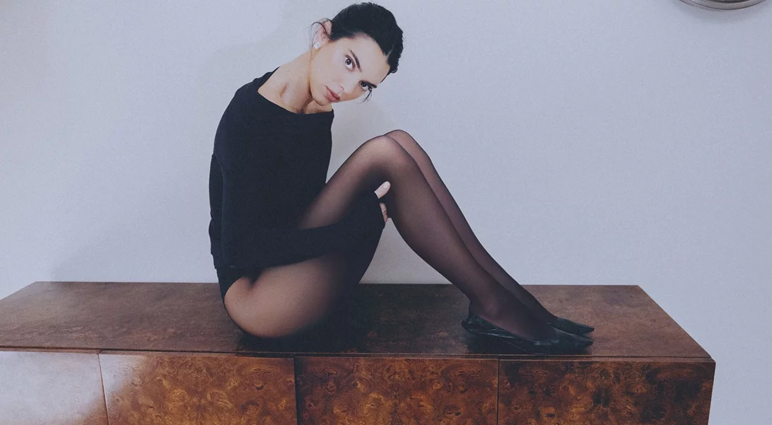 Calzedonia | H Kendall Jenner επαναπροσδιορίζει το μαύρο διάφανο καλσόν με τολμηρό τρόπο