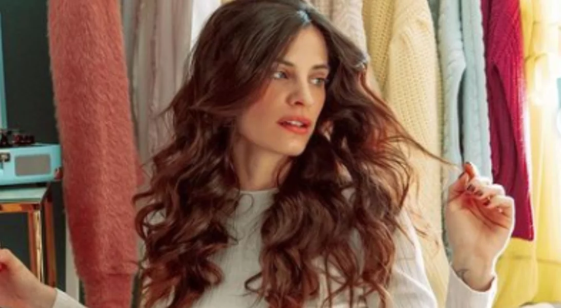 Χριστίνα Μπόμπα | Τα girly χτενίσματα που προτιμά στην πρώτη της εγκυμοσύνη