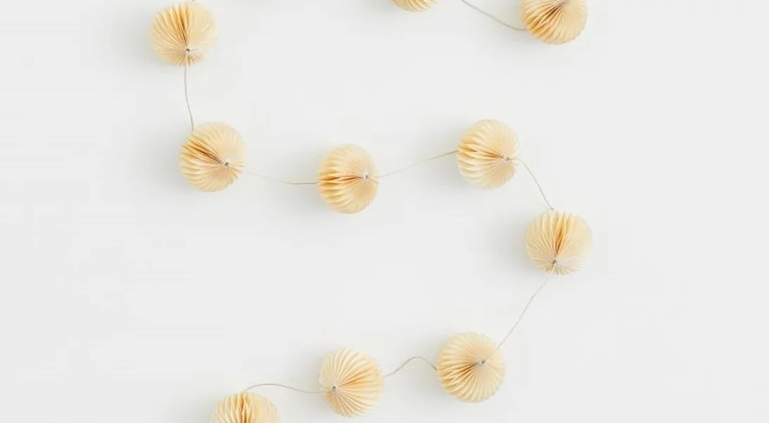 Η γιρλάντα με glitter που θα απογειώσει την χριστουγεννιάτικη διακόσμηση