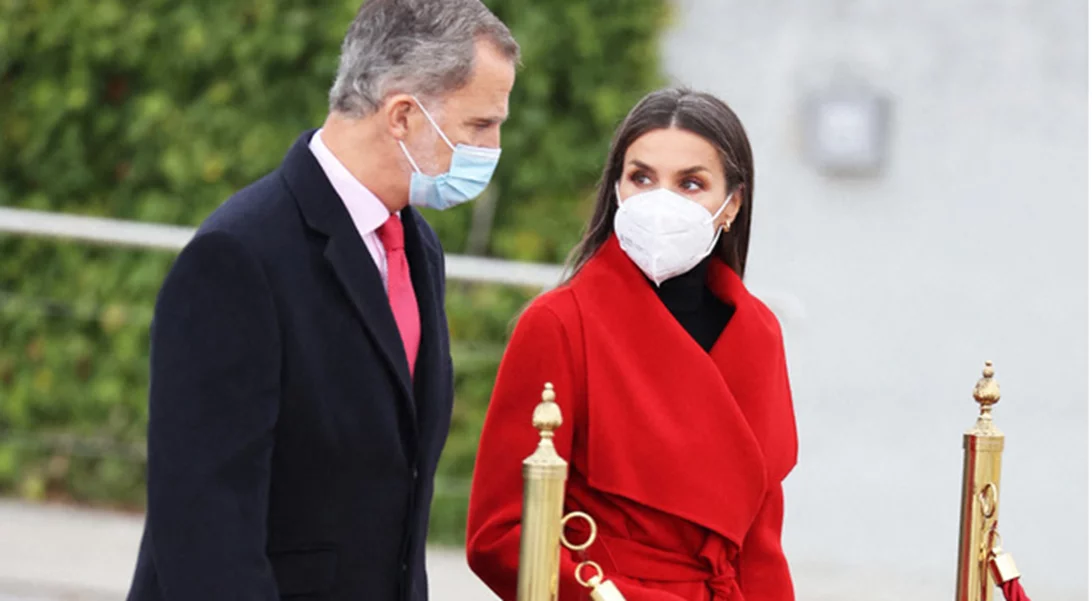 Η βασίλισσα Letizia υιοθετεί την απόλυτη τάση και εμφανίζεται με γκρίζα μαλλιά