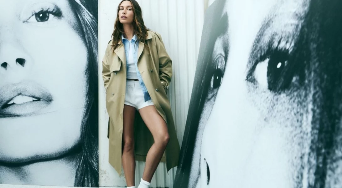 Η DKNY παρουσιάζει την καμπάνια Άνοιξη 2026 με πρωταγωνίστρια τη Hailey Bieber