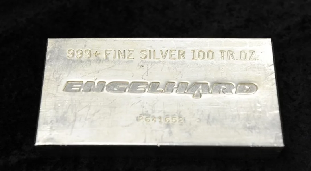 Για πρώτη φορά στην ιστορία, το ασήμι πάνω από τα 75 δολάρια ανά ουγγιά