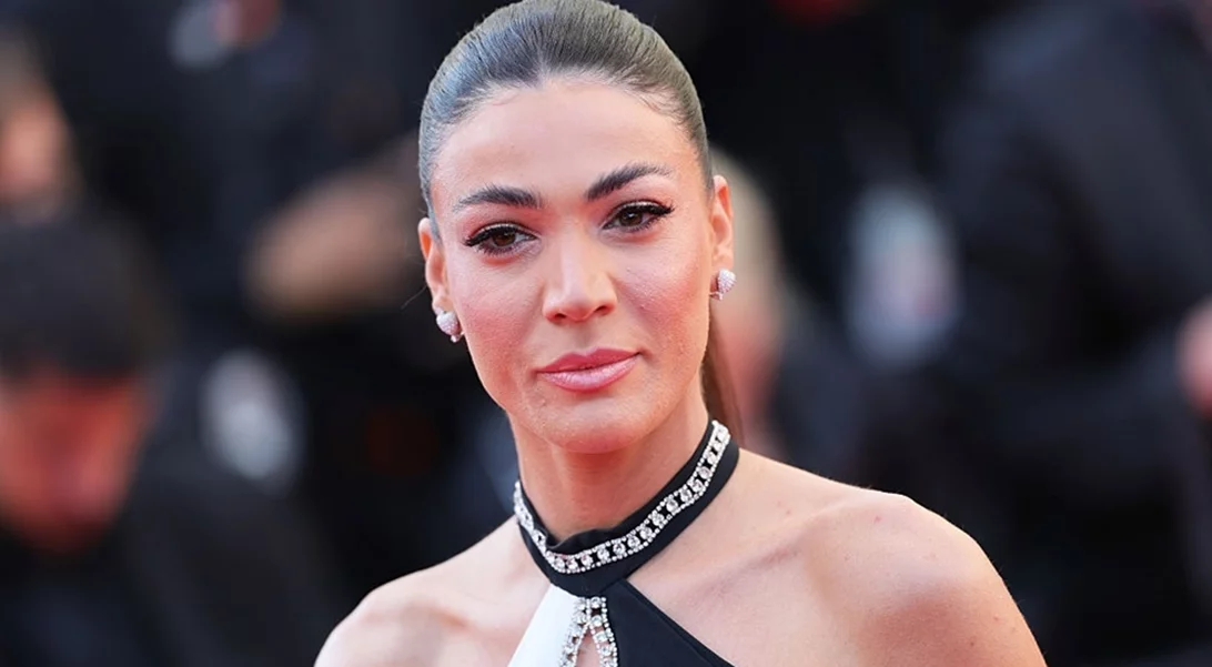 Η Ήβη Αδάμου επέλεξε το πιο κομψό και διαχρονικό beach cover up