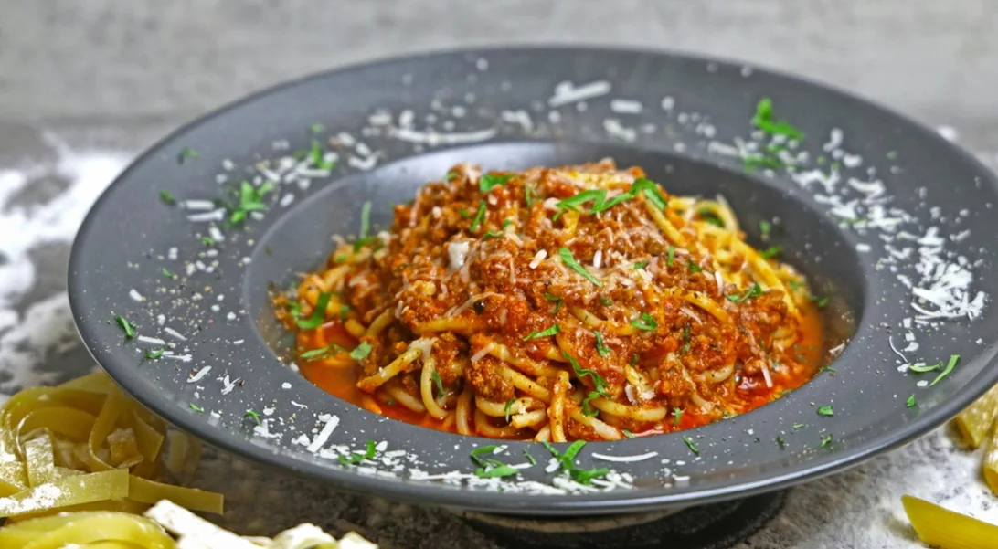 Η πιο εύκολη και healthy μπολονέζ που έχεις δοκιμάσει | Με κιμά κοτόπουλο και τυρί Μετσοβόνε