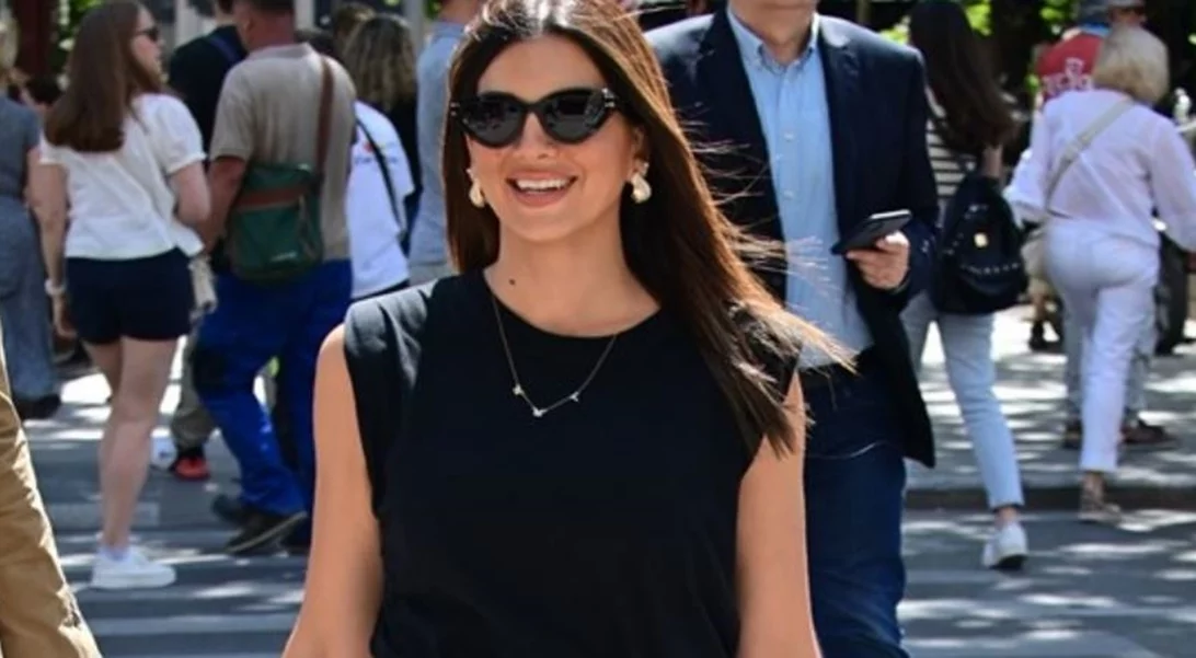 Σταματίνα Τσιμτσιλή | Με μίνι φούστα σε μία 70s καλοκαιρινή εμφάνιση στη Βουκουρεστίου