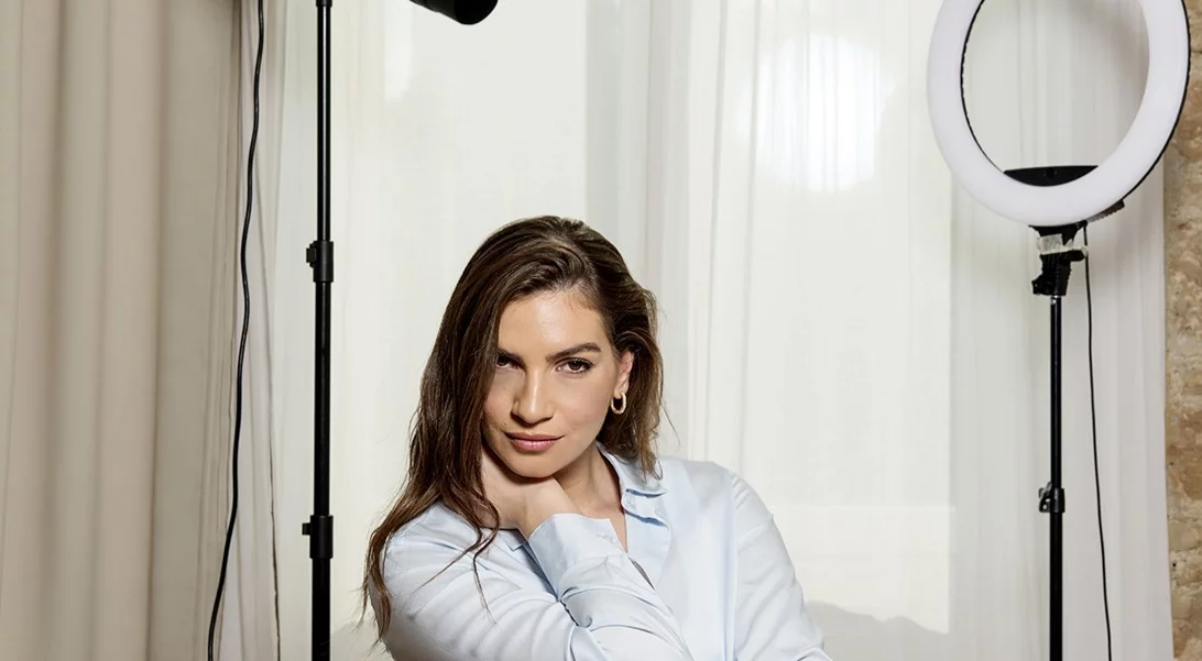 Η Χριστίνα Κανελλοπούλου ανανέωσε το χρώμα των μαλλιών της στο σπίτι [και εμείς μόλις βρήκαμε την πιο effortless βαφή χωρίς αμμωνία για pro αποτέλεσμα]