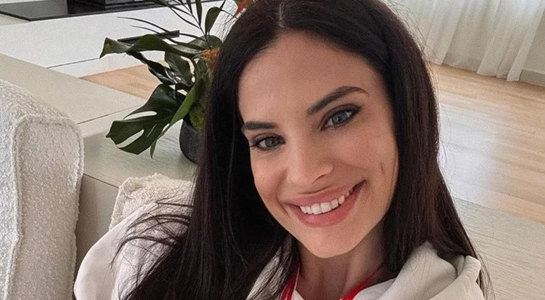 Χριστίνα Μπόμπα | H αγκαλιά με την αδερφή της Ελίνα, και η φουσκωμένη κοιλίτσα