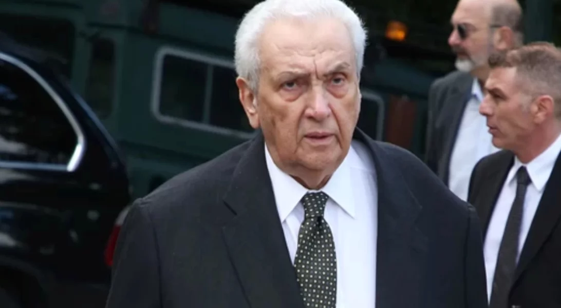 Σε στενό κύκλο η κηδεία του Δημήτρη Κοντομηνά - Ελάχιστοι άνθρωποι είπαν το τελευταίο "αντίο" [εικόνες]