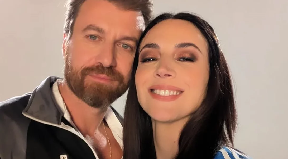 "Το Σόι Σου" | Οι τηλεοπτικοί "Διονύσης" & "Αλίνα" ποζάρουν μαζί στο θέατρο