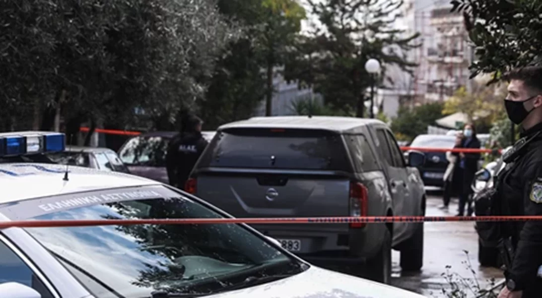 Αίγιο | Μάχη για τη ζωή δίνει 23χρονη - Έπεσε από τον 4ο όροφο μπροστά στη μητέρα της - Τι καταγγέλλει ο πατέρας