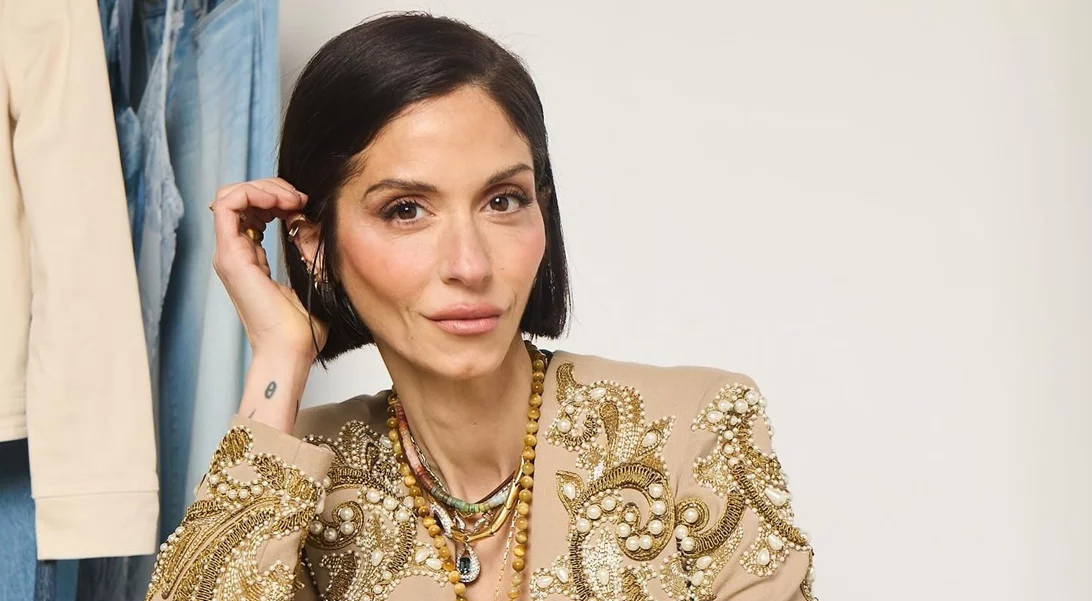 Με καλσόν και ζακέτα τον Ιούνιο | Το λουκ της Σοφίας Καρβέλα που προκάλεσε ερωτηματικά