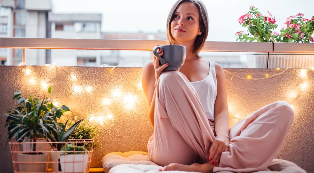 Τι λέει η ψυχολογία για εσένα που θέλεις να περνάς το Σαββατοκύριακο στο σπίτι