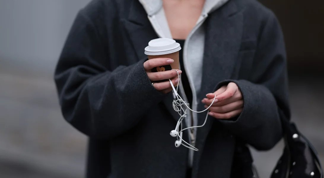 Italian Manicure | Το trick για να βάφεις τα νύχια σου και να δείχνουν αμέσως πιο μακριά