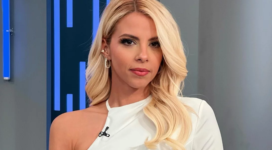 Η Τζένη Μελιτά με το ριγέ φόρεμα, που είχε φορέσει η Κατερίνα Καινούργιου | Κοστίζει 30 ευρώ