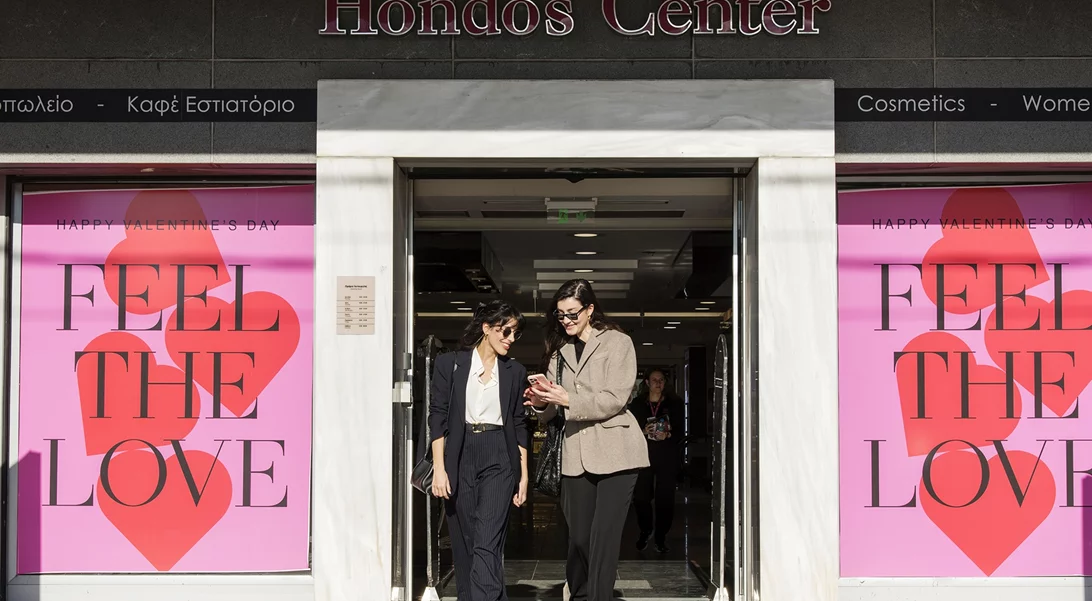 H Κατερίνα Βισέρη δοκιμάζει την πιο viral mascara στα social media