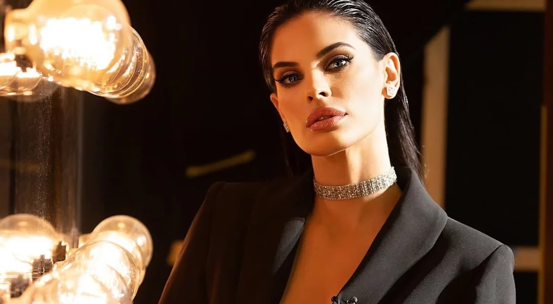 Χριστίνα Μπόμπα | Με skater φούστα και πλεκτό πουλόβερ στο πρώτο look της άνοιξης