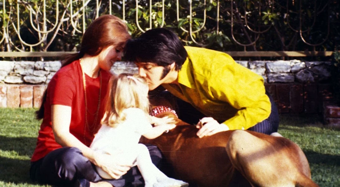 "Ξέρεις ποιος είναι ο πατέρας μου;" : Η Lisa Marie "λάτρευε" να χρησιμοποιεί το επίθετο Presley, λέει η μητέρα της