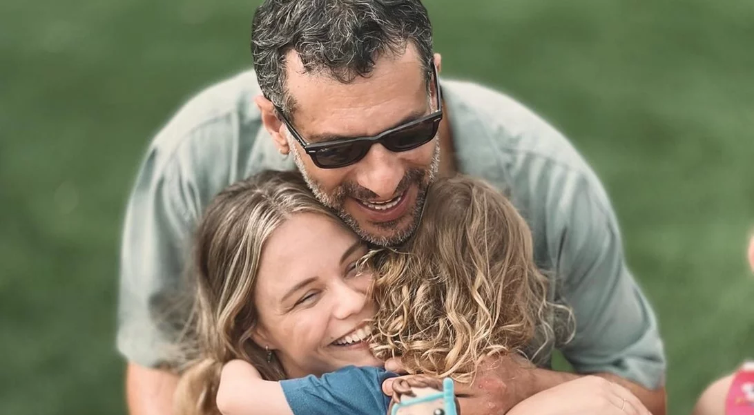 Σε παραδοσιακό ξενοδοχείο στο Ναύπλιο | Ο Γιώργος Χρανιώτης απαθανατίζει τον γιο του στις διακοπές τους