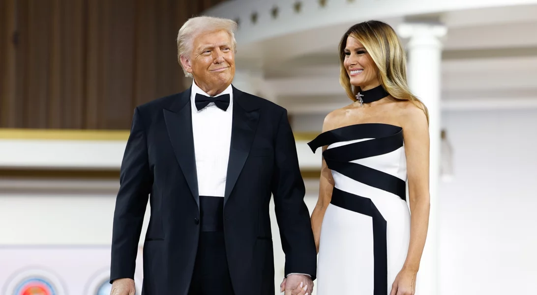 Η Melania Trump με strapless μακρύ φόρεμα στο Inauguration Night Ball