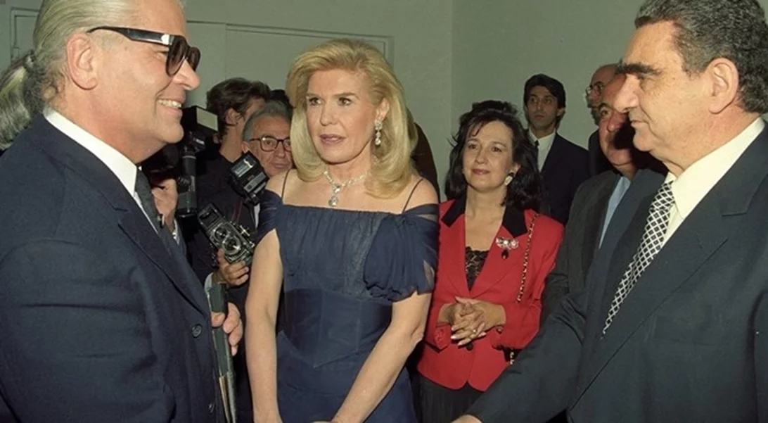 Έτος 1994 | Βαρδής και Μαριάννα Βαρδινογιάννη υποδέχονται τον Karl Lagerfeld στην Αθήνα