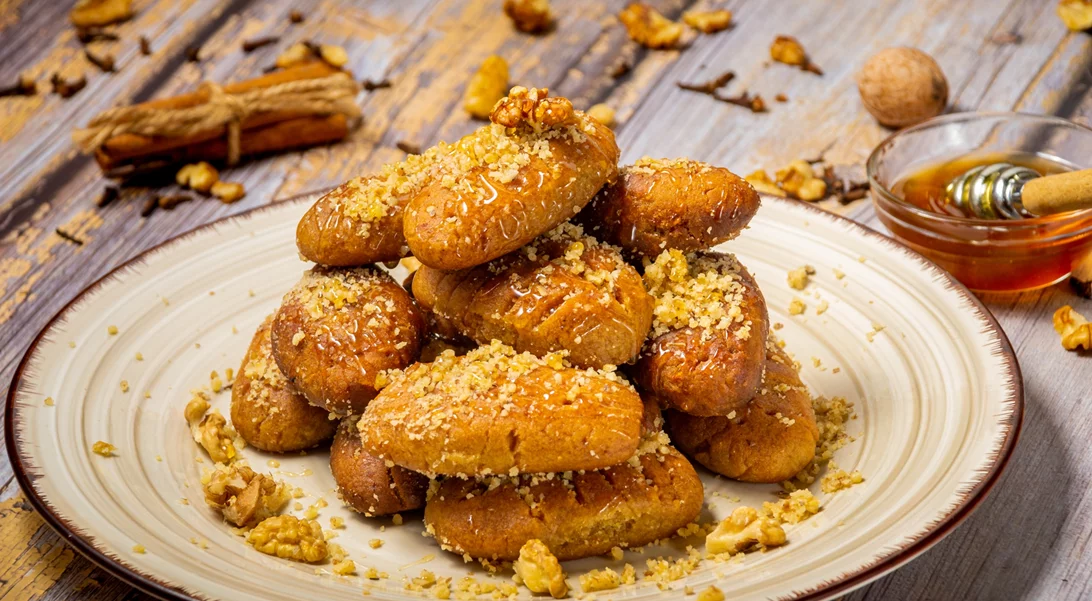 Η "άχαστη" συνταγή για τα πιο λαχταριστά μελομακάρονα του Άκη Πετρετζίκη