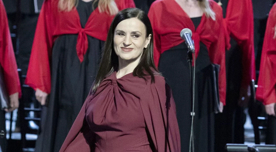 Καρυοφυλλιά Καραμπέτη: "Κι αν δεν γνώρισες την αγάπη, ψάξ’ την μέσα στην καρδιά σου και χάρισέ την απλόχερα στους άλλους"