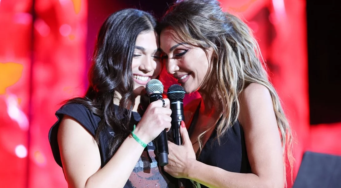 Η Μελίνα Νικολαΐδη φωτογραφίζει τη Δέσποινα Βανδή μετά την ακύρωση της συναυλίας της στην Τουρκία