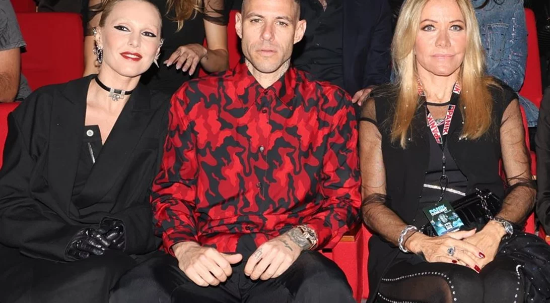 Γυμνασμένος γεμάτος τατουάζ | Ο Πάρις Κασιδόκωστας στην παραλία