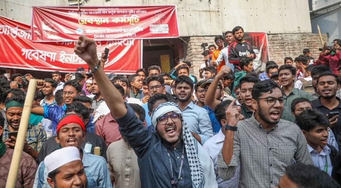 Μπανγκλαντές | Κλιμακώνονται τα βίαια επεισόδια ενόψει της ετυμηγορίας στη δίκη με κατηγορούμενη της πρώην πρωθυπουργό Χασίνα
